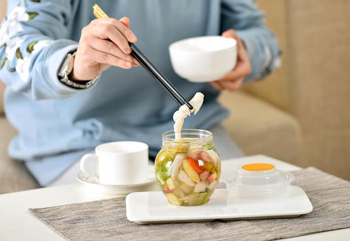 筷子夹泡菜图片素材免费下载