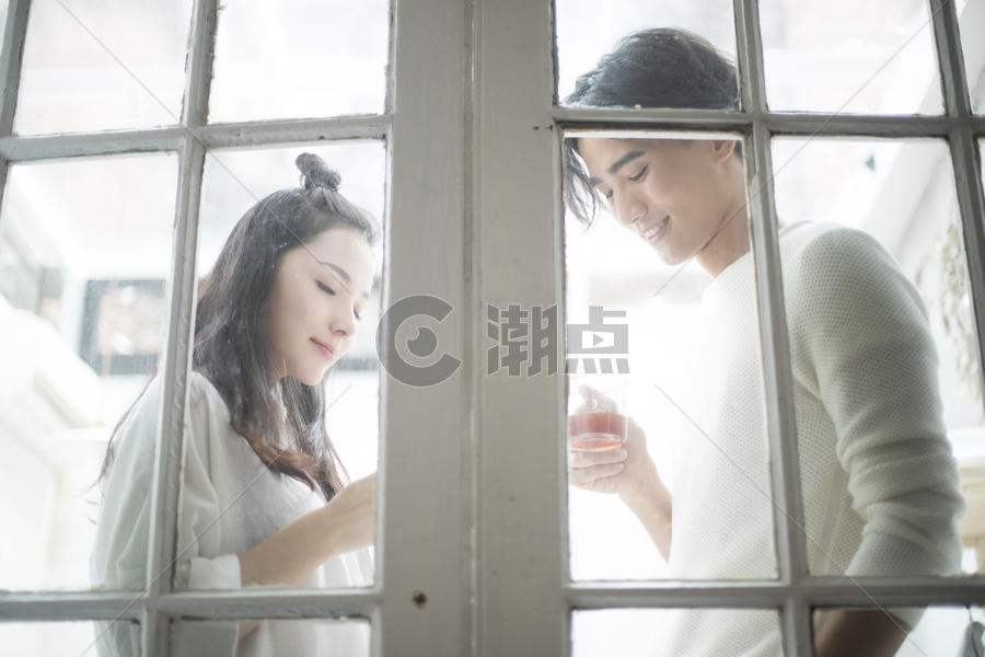情侣在落地窗前喝咖啡图片素材免费下载