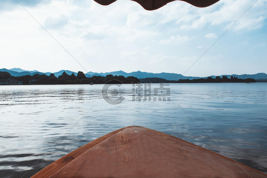 湖中游船图片素材免费下载
