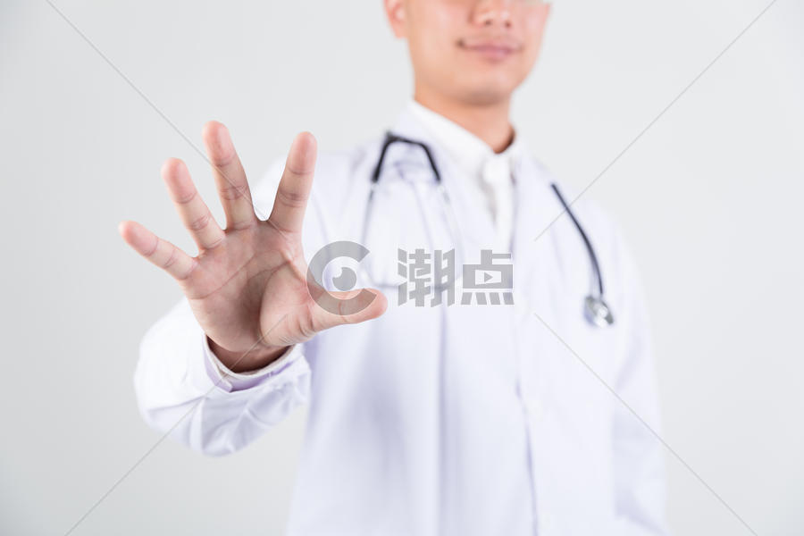 穿白大褂的医生的手部动作特写图片素材免费下载