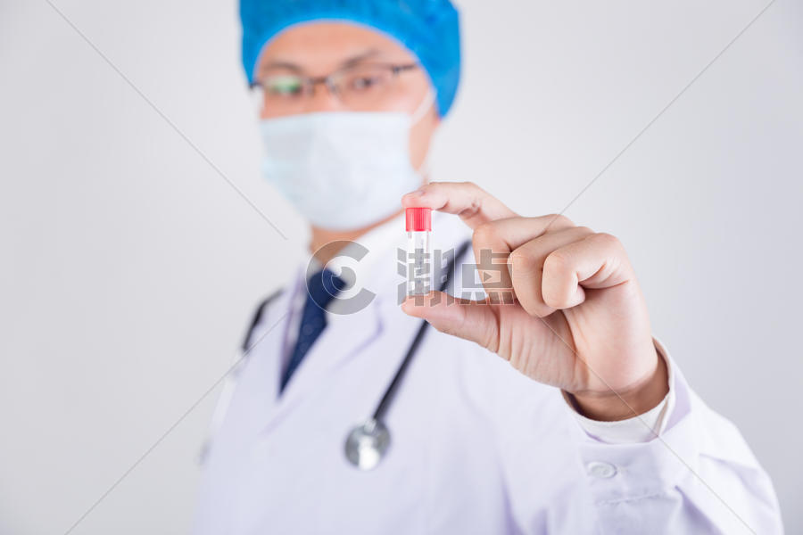 医生拿着药瓶特写图片素材免费下载