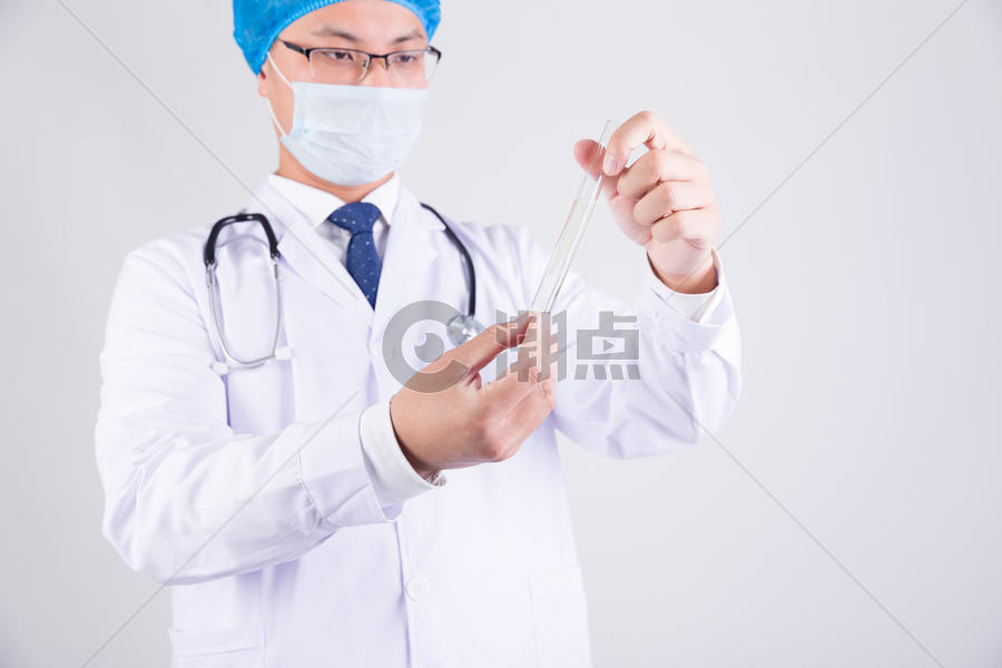 拿着试管做实验的医生动作摄影图5472*3648图片素材免费下载-编号722519-潮点视频