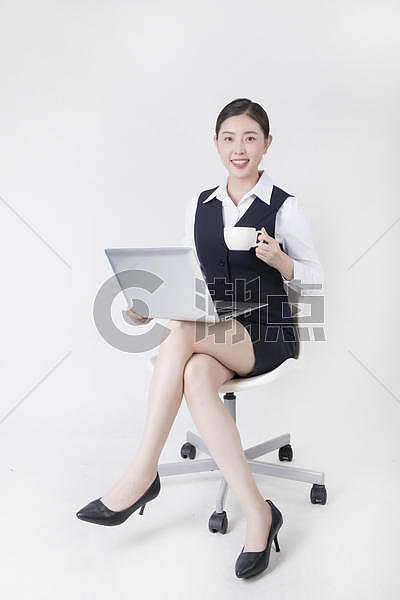 商务女性坐椅子上办公图片素材免费下载