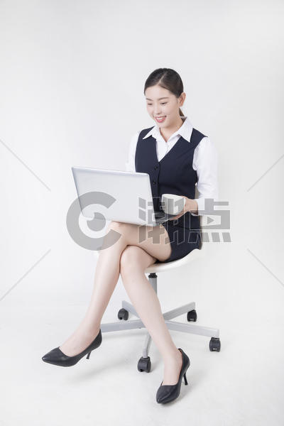 商务女性坐椅子上办公图片素材免费下载