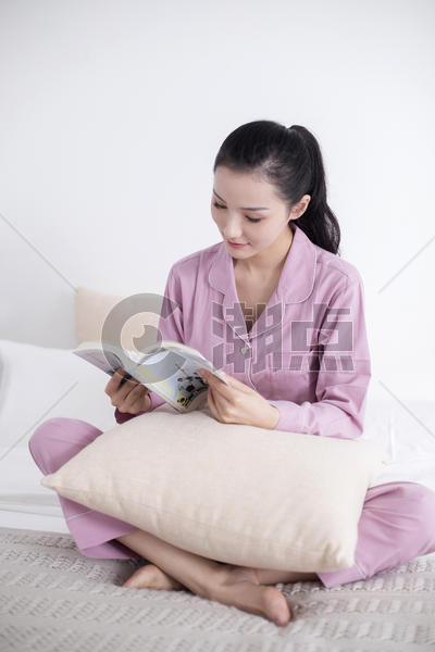 女主人在家里休息看书图片素材免费下载