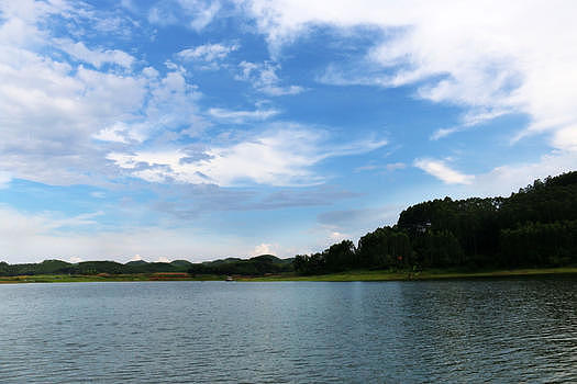 湖水蓝天白云图片素材免费下载