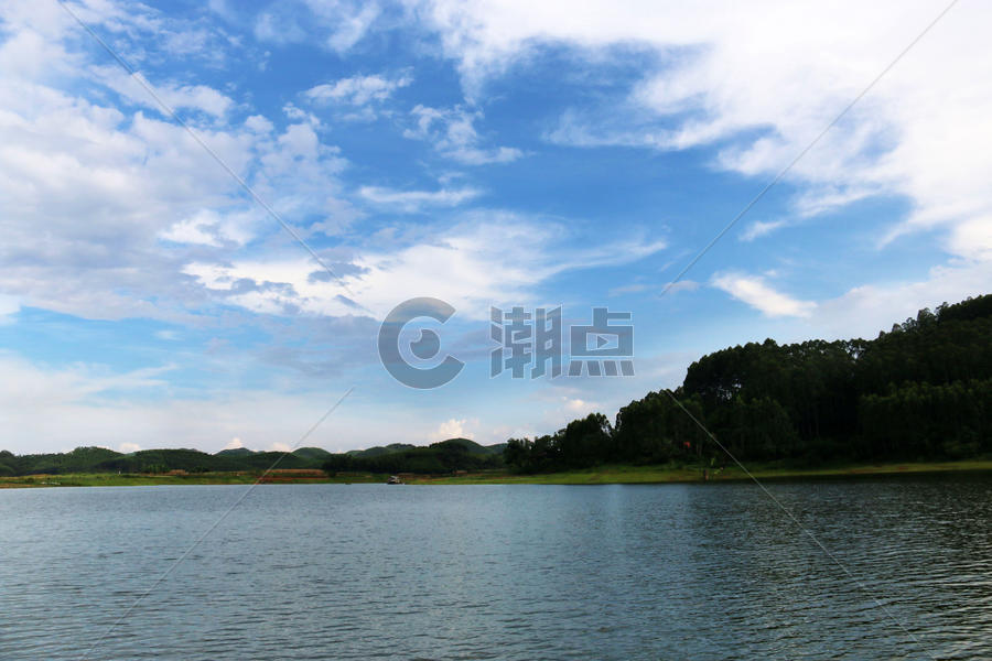 湖水 蓝天白云图片素材免费下载
