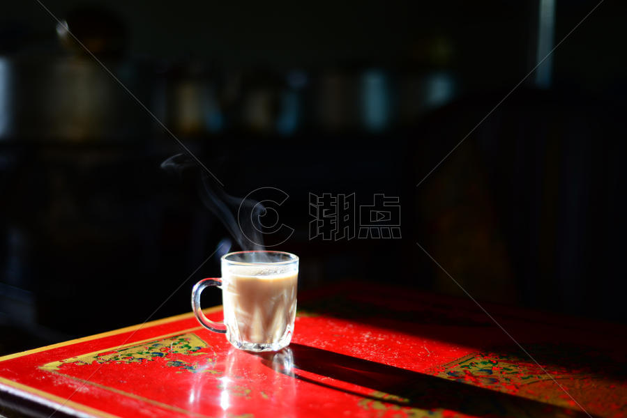 西藏茶馆里一杯热气腾腾的奶茶图片素材免费下载
