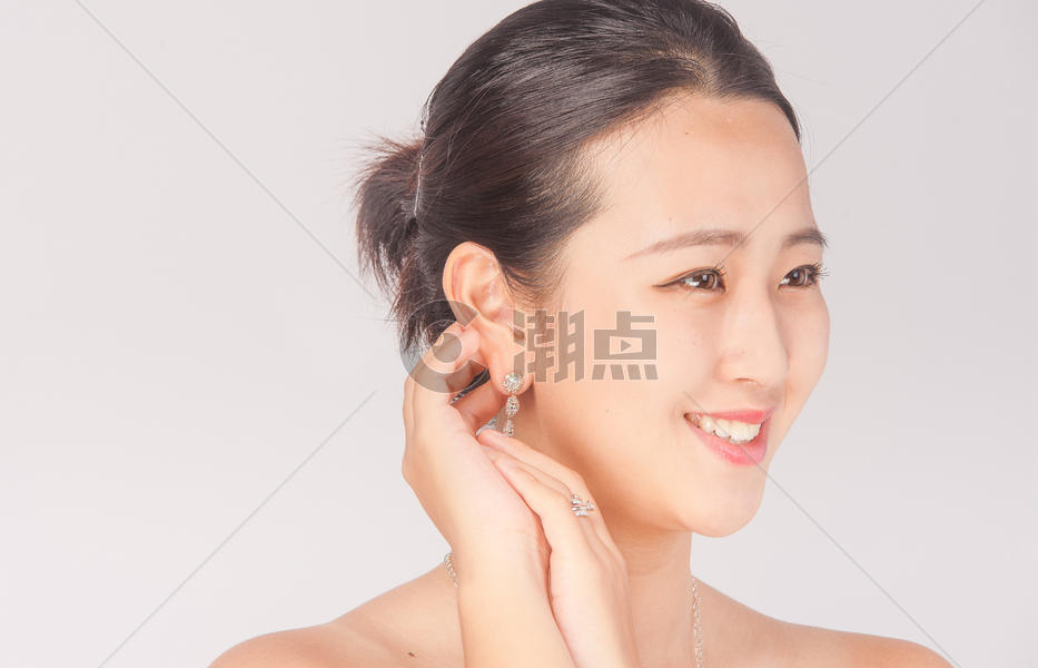 商业人像展示耳环图片素材免费下载