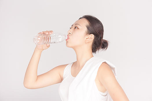 运动完喝水的女性图片素材免费下载