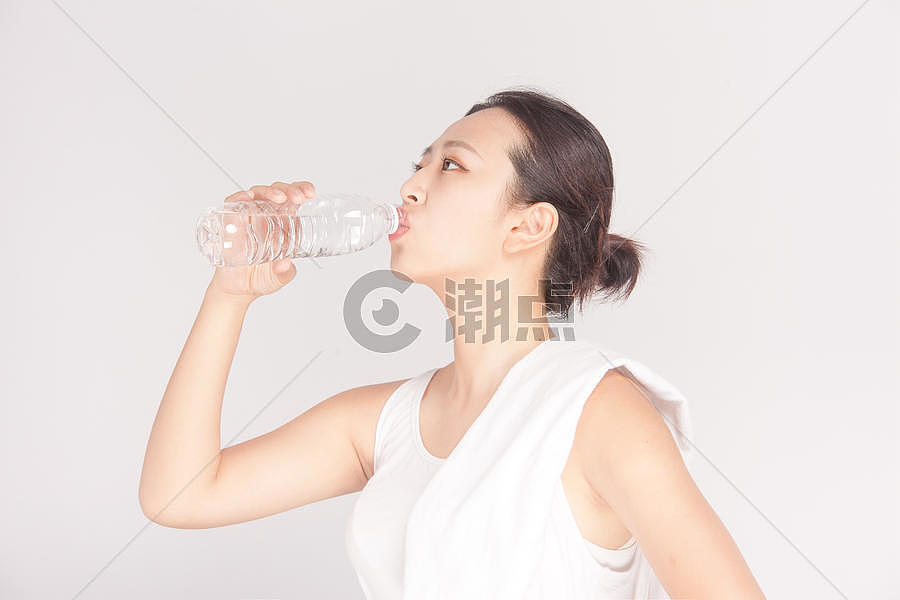 运动完喝水的女性图片素材免费下载
