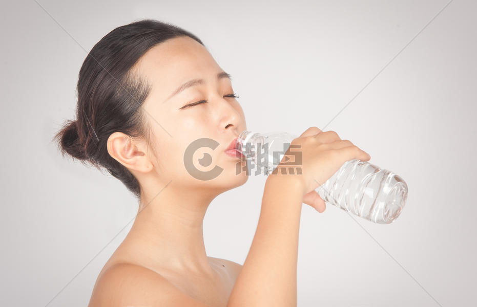 青年女性喝水图片素材免费下载