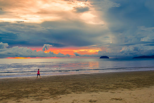 夕阳西下的马来西亚沙巴海边图片素材免费下载