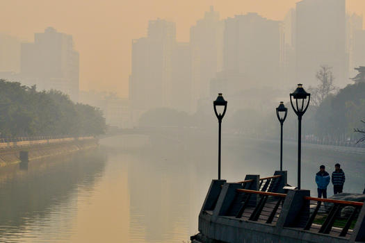 晨雾中的成都市区锦江河畔图片素材免费下载