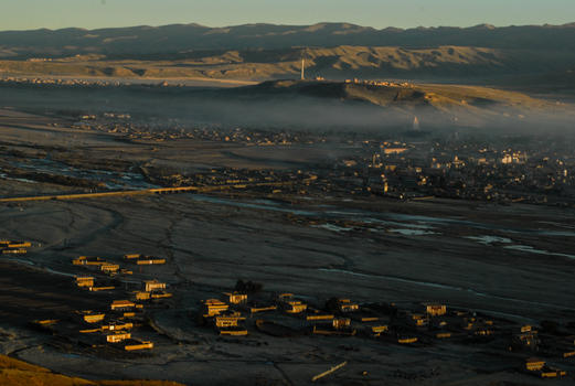 晨雾中的四川阿坝藏族自治区阿坝县城图片素材免费下载