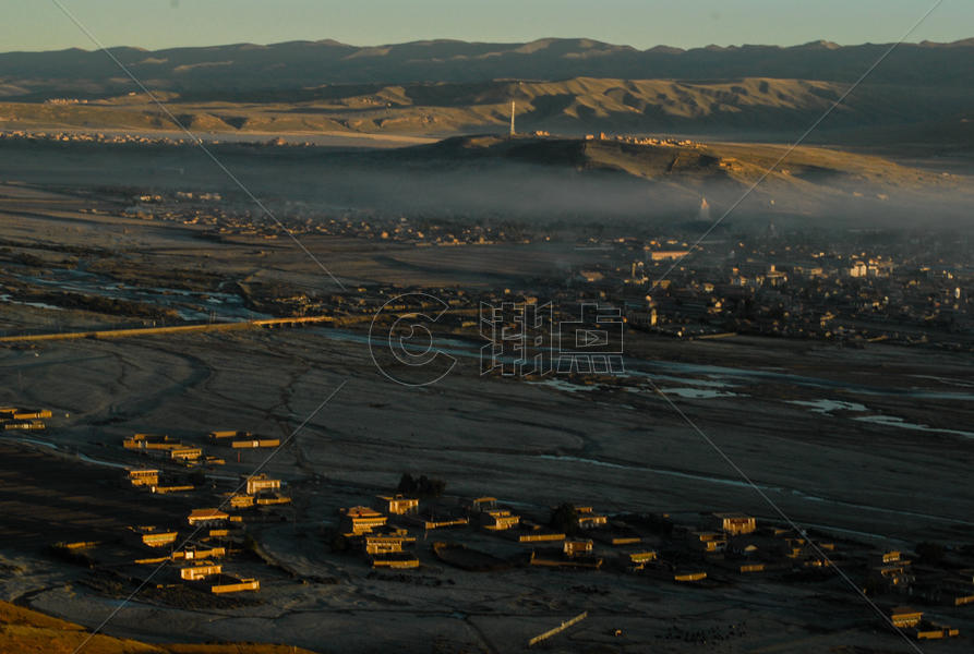 晨雾中的四川阿坝藏族自治区阿坝县城图片素材免费下载
