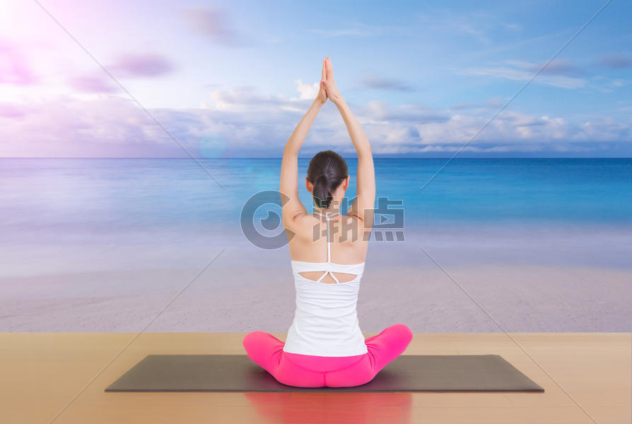 沙滩上锻炼瑜伽女士图片素材免费下载