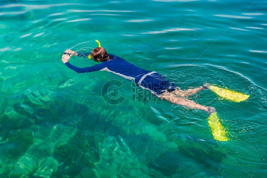 快乐浮潜的男性游客图片素材免费下载