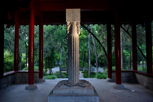 合肥逍遥津公园内的张辽墓坐落在石兽和碑亭旁图片素材免费下载