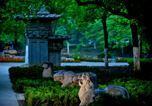 合肥逍遥津公园内的张辽墓坐落在石兽和碑亭旁图片素材免费下载