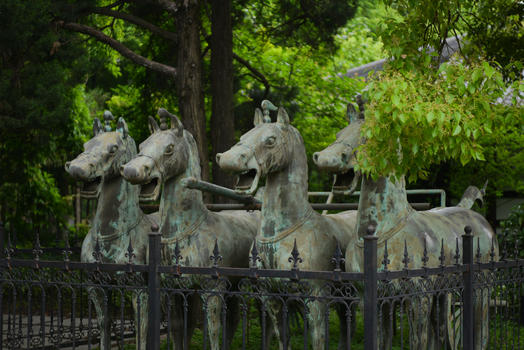 合肥逍遥津公园三国历史文化馆前的铜战马图片素材免费下载