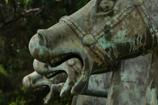 合肥逍遥津公园三国历史文化馆前的铜战马图片素材免费下载