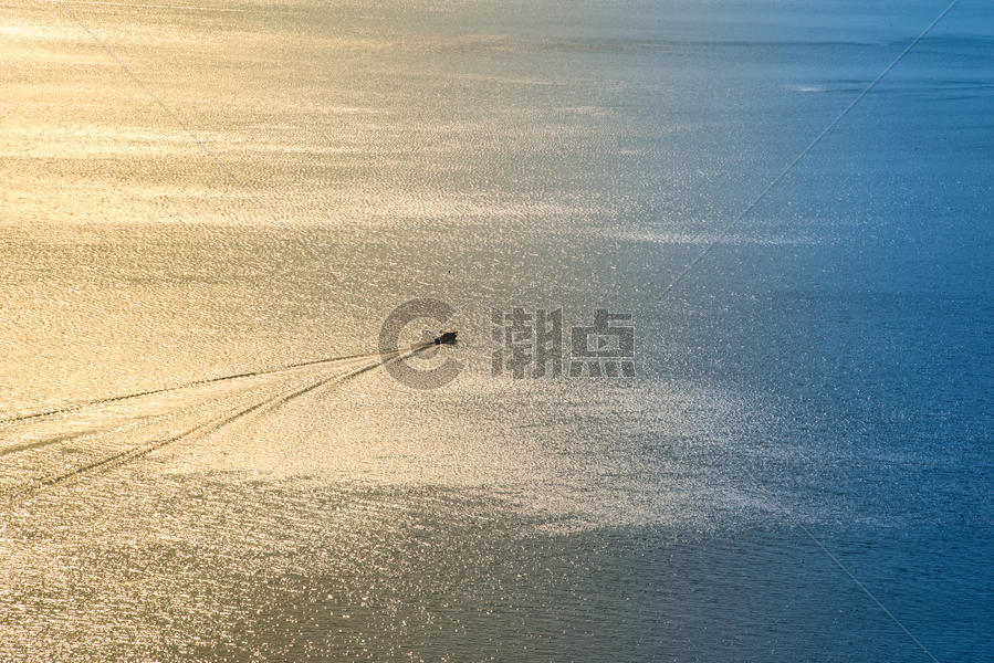 巽寮湾夕阳下海面上高速飞驰的快艇图片素材免费下载