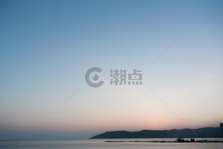 巽寮湾夕阳下海岸旁的渔船图片素材免费下载