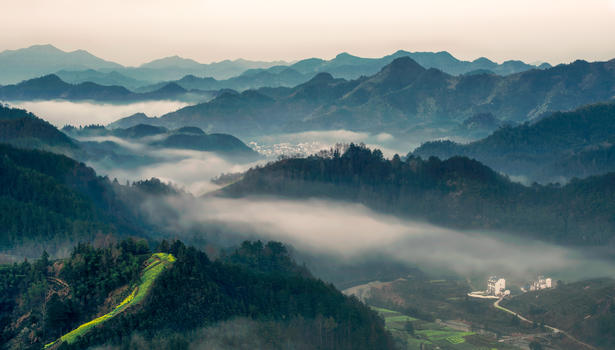 晨雾缭绕的群山与小村庄图片素材免费下载