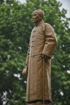 武汉辛亥革命武昌起义纪念馆前的孙中山雕像图片素材免费下载