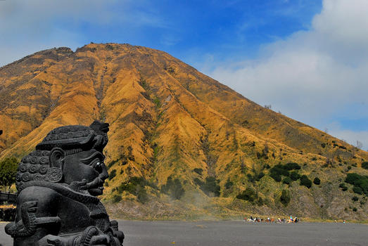 印尼东爪哇布罗莫活火山脚下的神庙图片素材免费下载