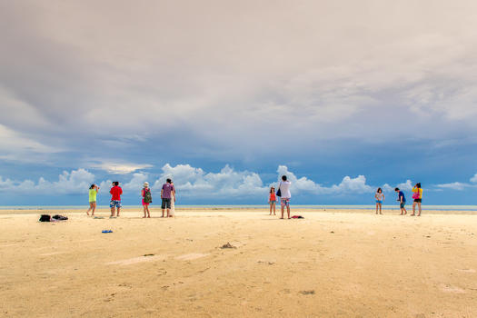 海边开心玩乐的人们图片素材免费下载