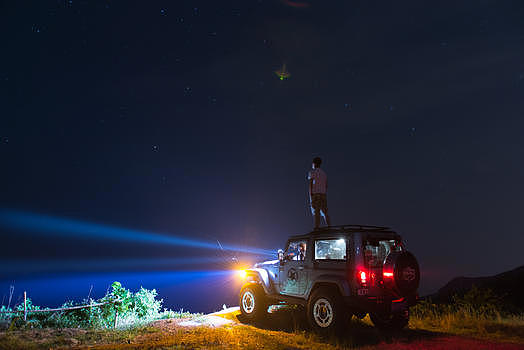 星空下jeep车顶上的人图片素材免费下载