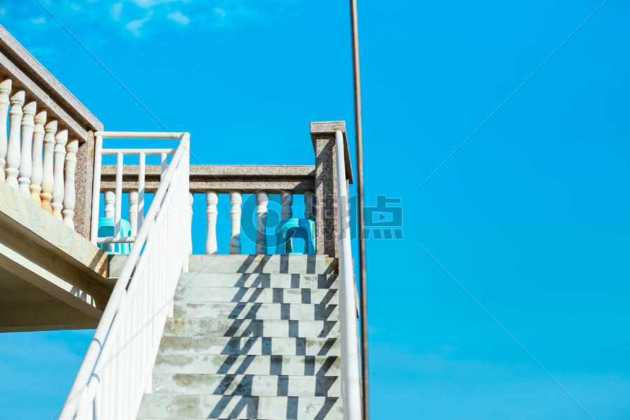 蓝天下的楼梯图片素材免费下载