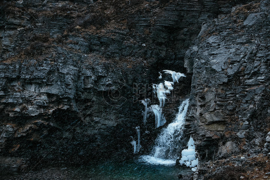 冬季稻城亚丁凝固的瀑布图片素材免费下载