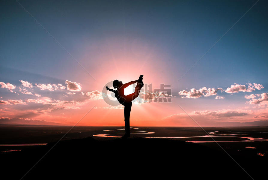 夕阳下的瑜伽剪影图片素材免费下载