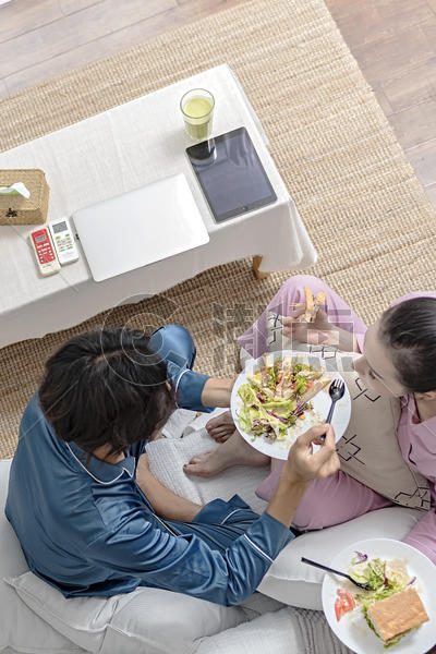情侣在客厅想用健康绿色食品图片素材免费下载