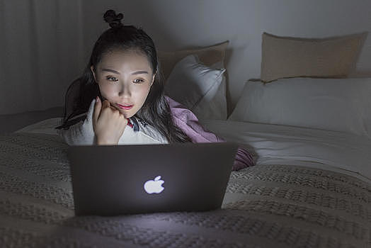 女子熬夜使用电脑图片素材免费下载