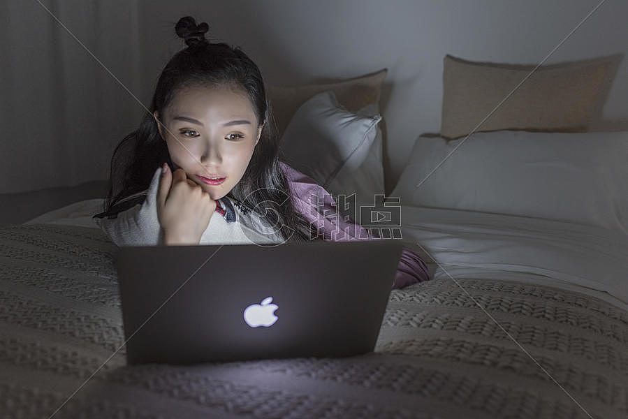女子熬夜使用电脑图片素材免费下载