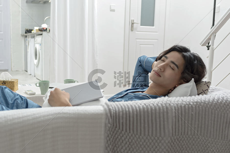 男子在客厅睡觉休息图片素材免费下载