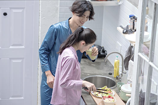 情侣在厨房制作绿色健康食品图片素材免费下载