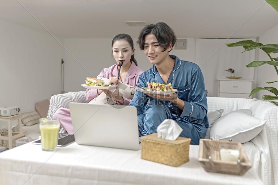 情侣在客厅食用绿色食品图片素材免费下载