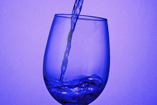 酒杯水光影图片素材免费下载
