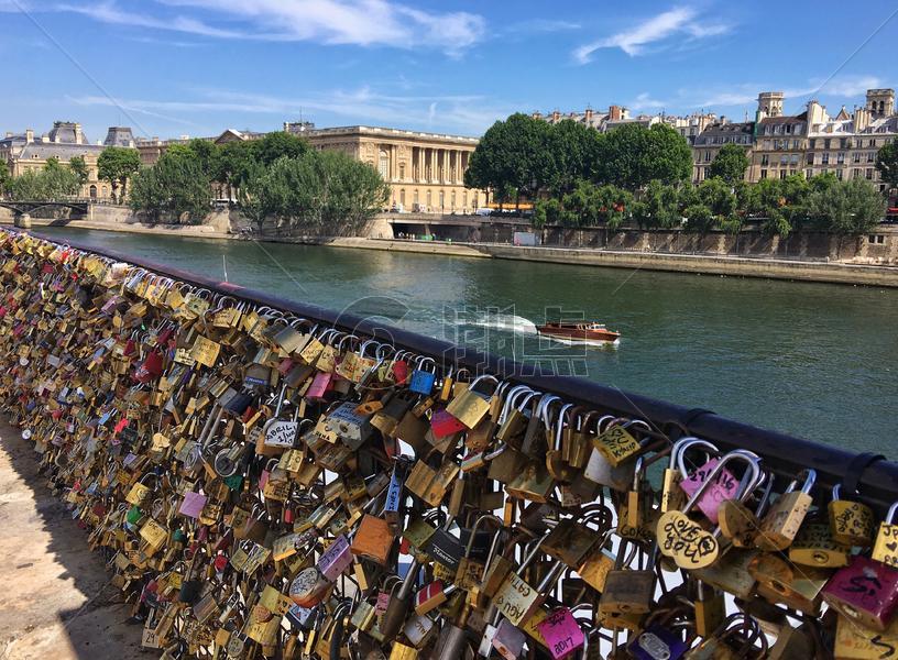欧洲法国巴黎塞纳河桥上同心锁图片素材免费下载