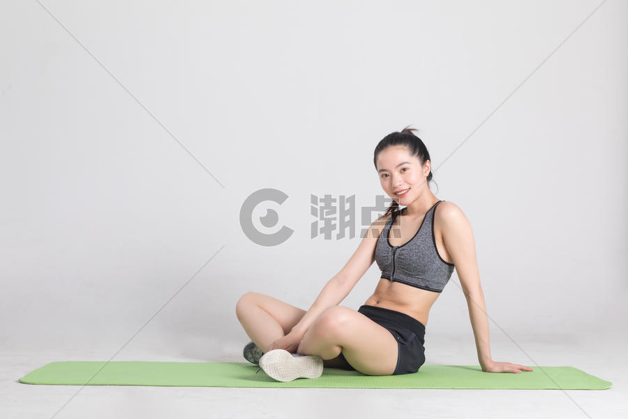 坐在瑜伽垫上休息的运动女性图片素材免费下载