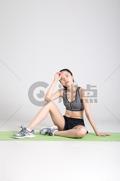 坐在瑜伽垫上休息的运动女性图片素材免费下载