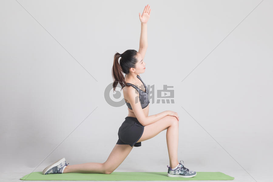运动健身女性舒展肢体训练图片素材免费下载