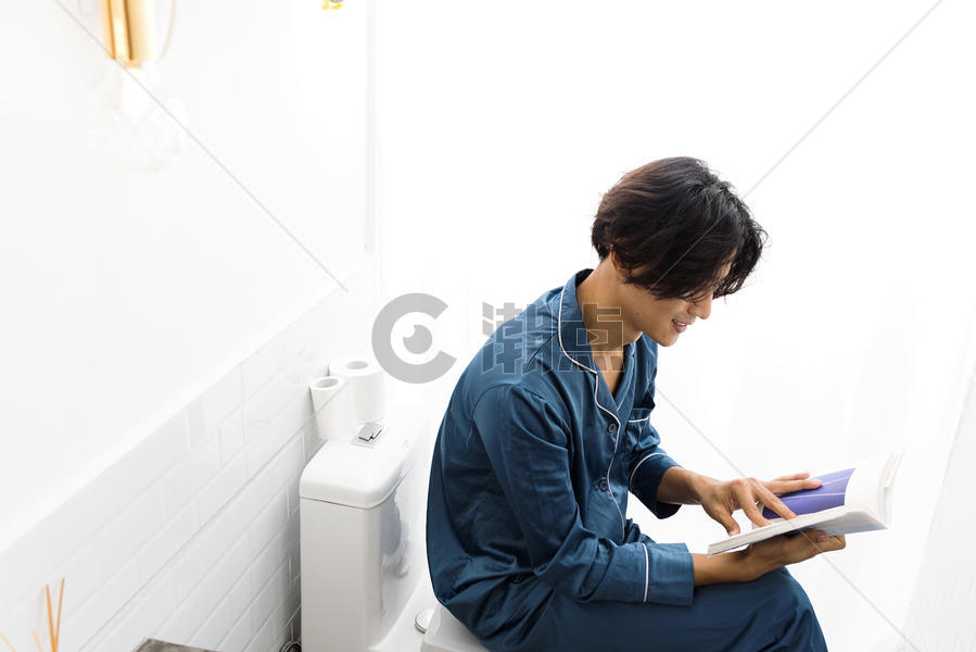 男子在厕所看书图片素材免费下载
