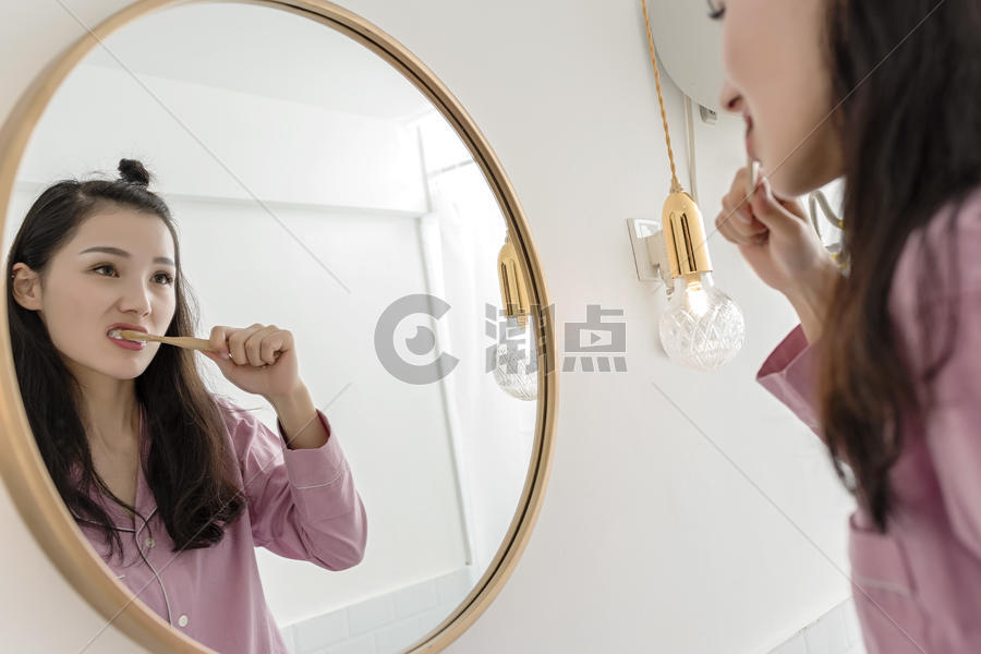 女子清晨刷牙图片素材免费下载