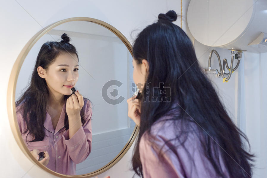 女子化妆镜前涂口红图片素材免费下载
